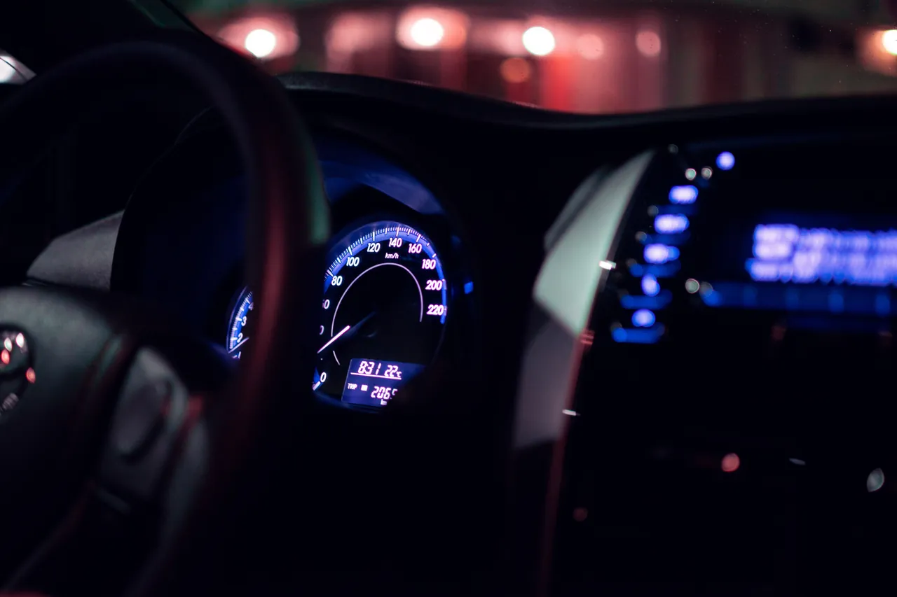 Tablero de un auto en penumbra con iluminación azul