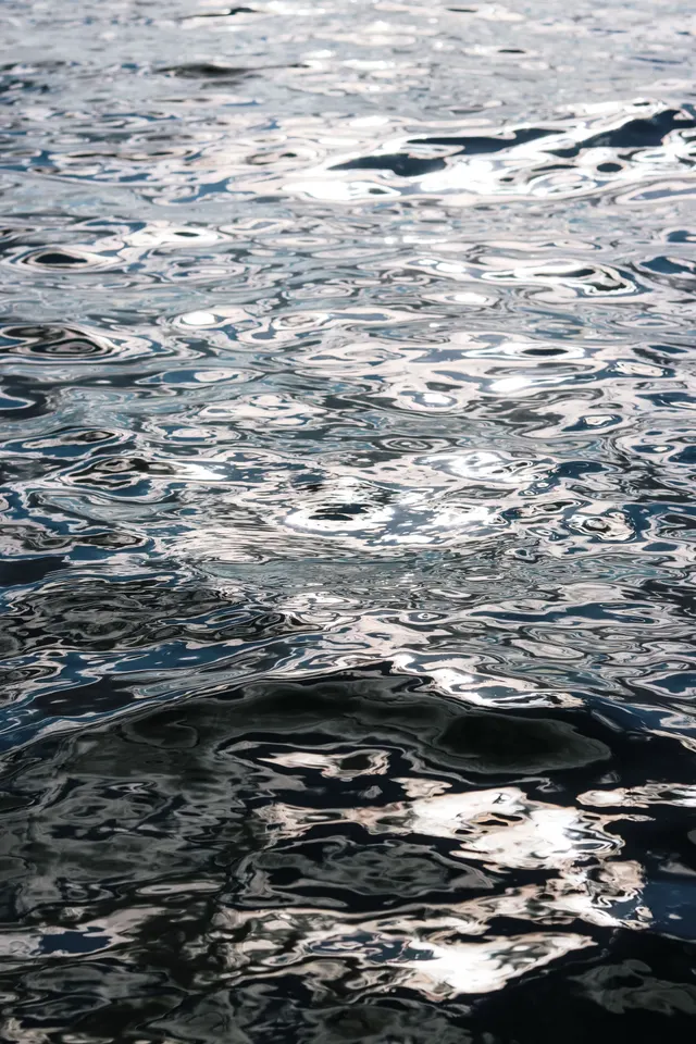 Superficie del agua opaca antes del mantenimiento